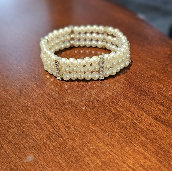 Faux Pearl Triple Strand Bracelet with Rhinestones New - Picture 4 of 6